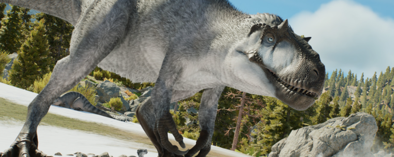 《侏罗纪世界：进化3》游戏内厚头龙特写画面：灰褐色鳞皮覆盖的两足恐龙昂首站立，厚实圆拱形头骨在阳光下泛出角质光泽，背景为热带雨林围栏场景