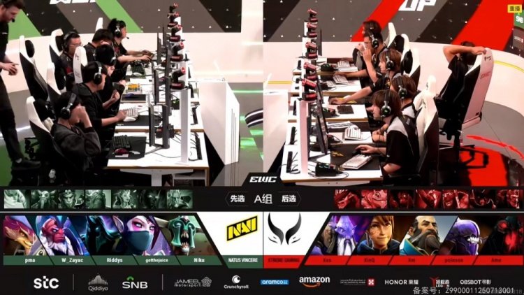 电竞世界杯DOTA2赛场实拍：XG战队选手神情凝重紧盯屏幕，背景大屏显示NAVI队标与2:0比分，现场灯光聚焦于激烈对战氛围