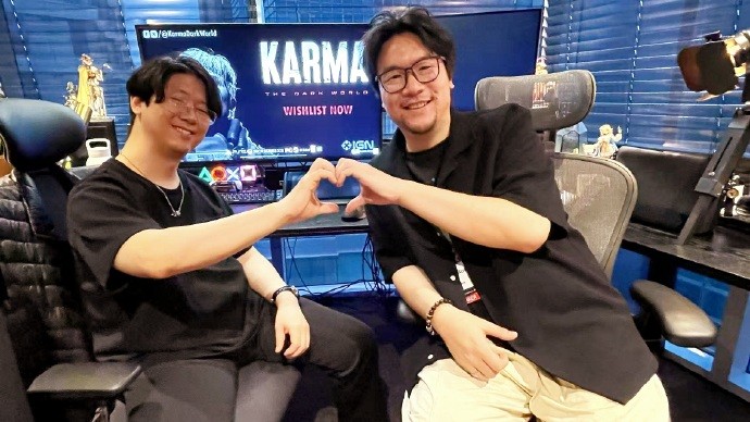 王勇赫微博截图特写,配文‘原来金先生和NIKKE的主策都是KARMA的玩家’,附多张现场握手、签名及合影照片