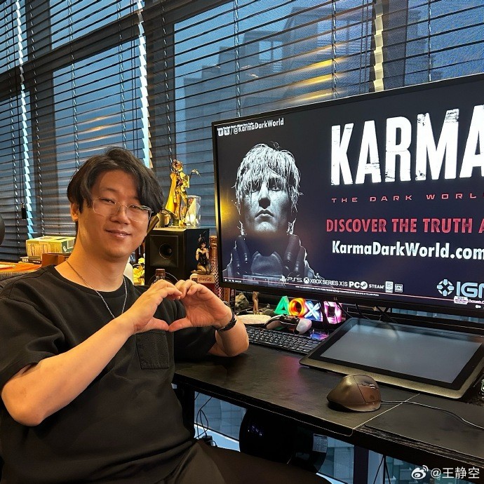 游戏实机画面:昏暗走廊中泛着绿光的监控屏幕映出玩家角色背影,墙皮剥落,远处铁门缓缓闭合