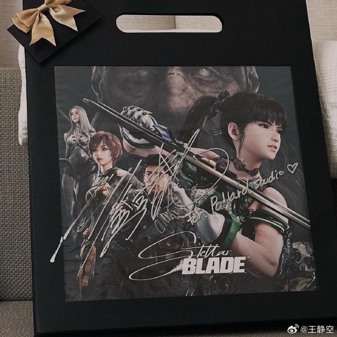 游戏UI界面特写:泛黄纸张质感的案件档案,右侧悬浮着可拖拽的‘证词矛盾点’标签与‘监控时间戳’标记工具