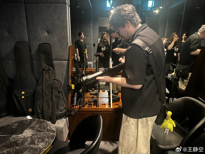 Steam商店页面高清截图:《黑暗世界:因与果》封面图,灰蓝色调中矗立着利维坦公司标志性的齿轮眼徽章,下方标注‘已获金亨泰推荐’金色徽章