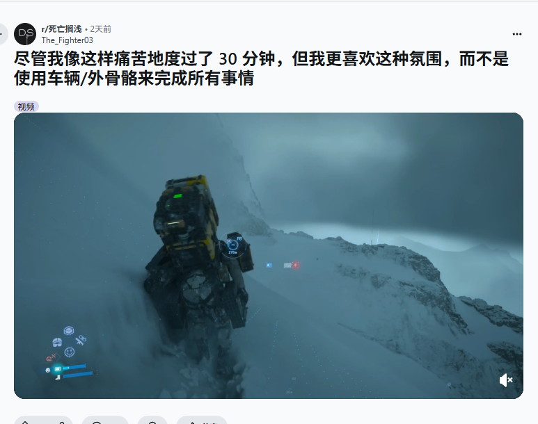 《死亡搁浅2》游戏实机画面:主角独自行走在荒芜干旱的澳洲红土高原上,背包沉重,身影渺小,远处风沙弥漫,无任何载具或机械辅助痕迹