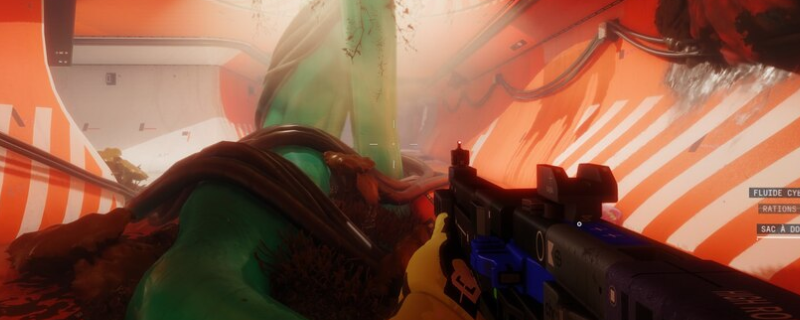 《失落星船：马拉松》游戏内实机画面：V00宙斯RG轨道炮持握特写，金属质感枪身泛冷光，炮口环状能量线圈微微脉动，背景为破碎空间站残骸与幽蓝星云