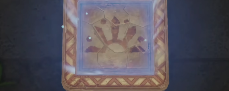 《勇者斗恶龙7：重制版》游戏画面：现代柯斯塔尔国斗技场内景，穹顶高耸、石柱林立，主角正蹲身触碰东侧观众席下方泛着微光的古老石板