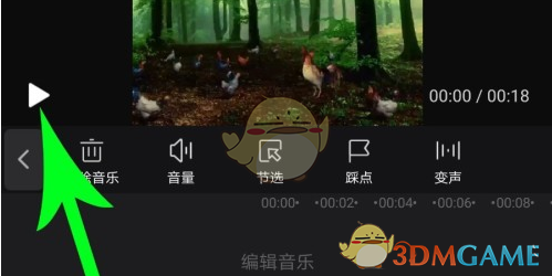 编辑界面左下角播放按钮被点亮，时间轴上可见新添加的蓝色音频轨道及波形起伏