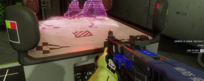 《失落星船：马拉松》游戏内UI界面特写，左侧显示‘拆除HMG’武器图标，右侧为动态战斗场景：角色蹲姿持枪扫射，枪口火光炽烈，弹道轨迹清晰可见，背景为锈蚀太空站走廊与闪烁警报红光