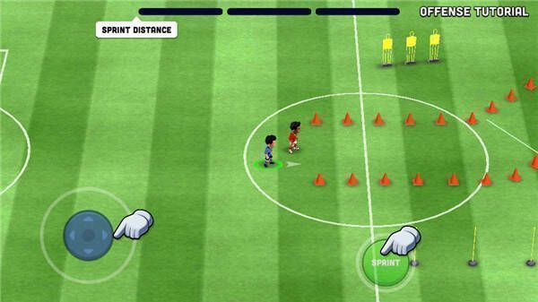 迷你足球与其他球员赛跑